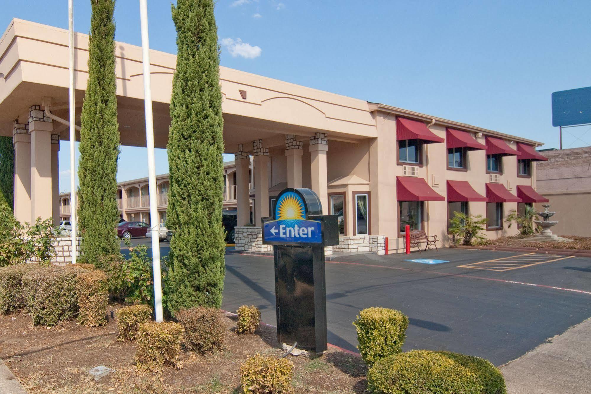Days Inn By Wyndham Market Center Dallas Love Field Exteriér fotografie